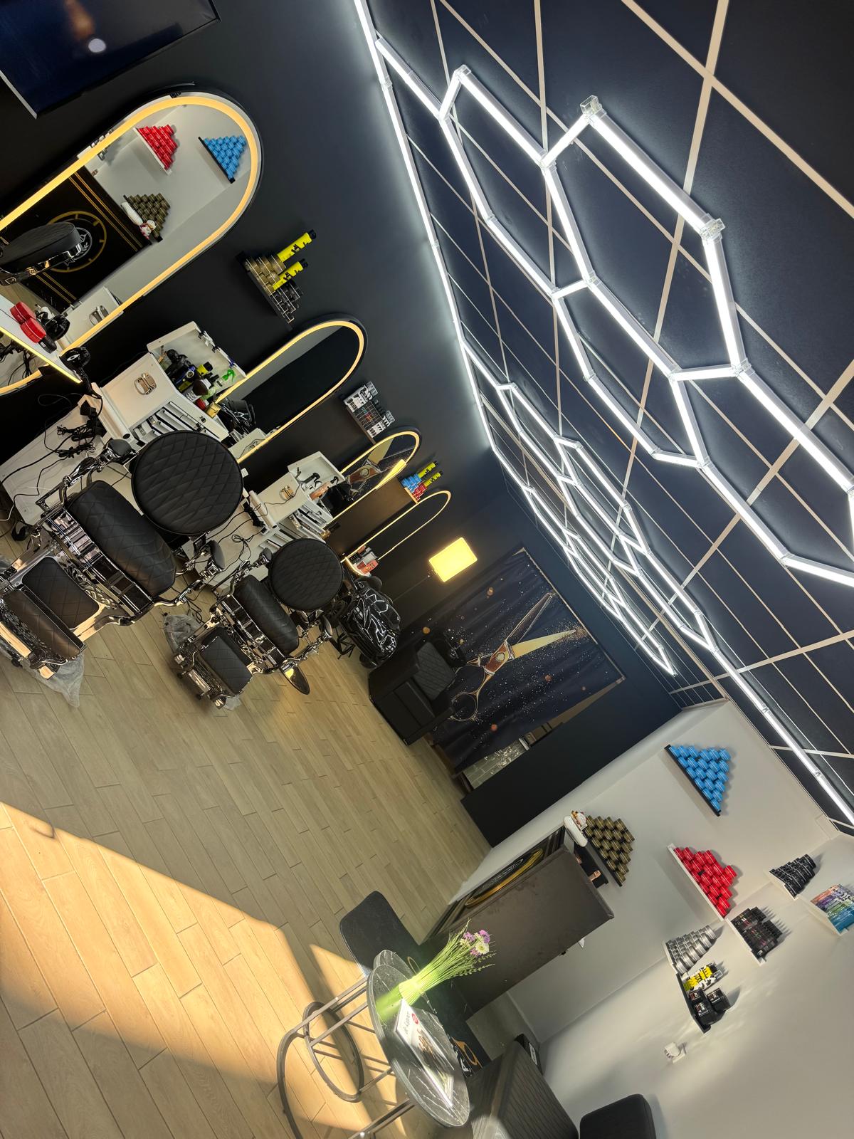 Brede hoek van het interieur van Barbershop De Rijn