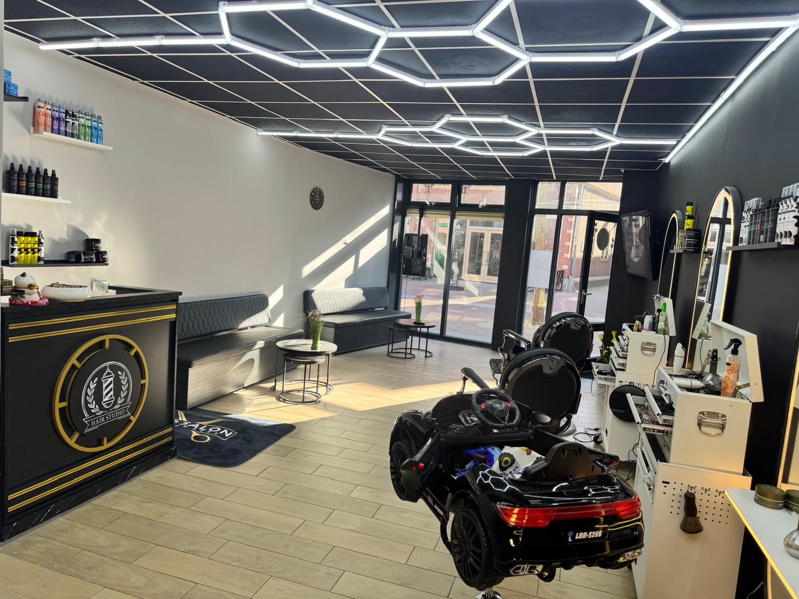 Kinderknipplek en saloninterieur van Barbershop De Rijn