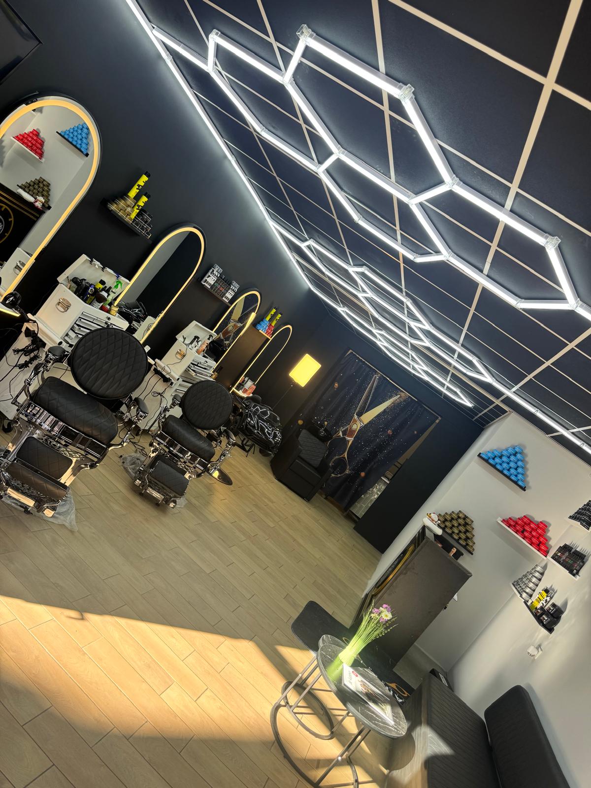 Verlichting en werkplekken in Barbershop De Rijn
