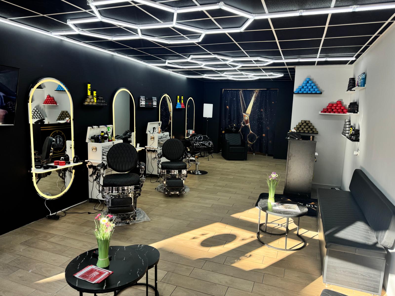 Modern interieur van Barbershop De Rijn