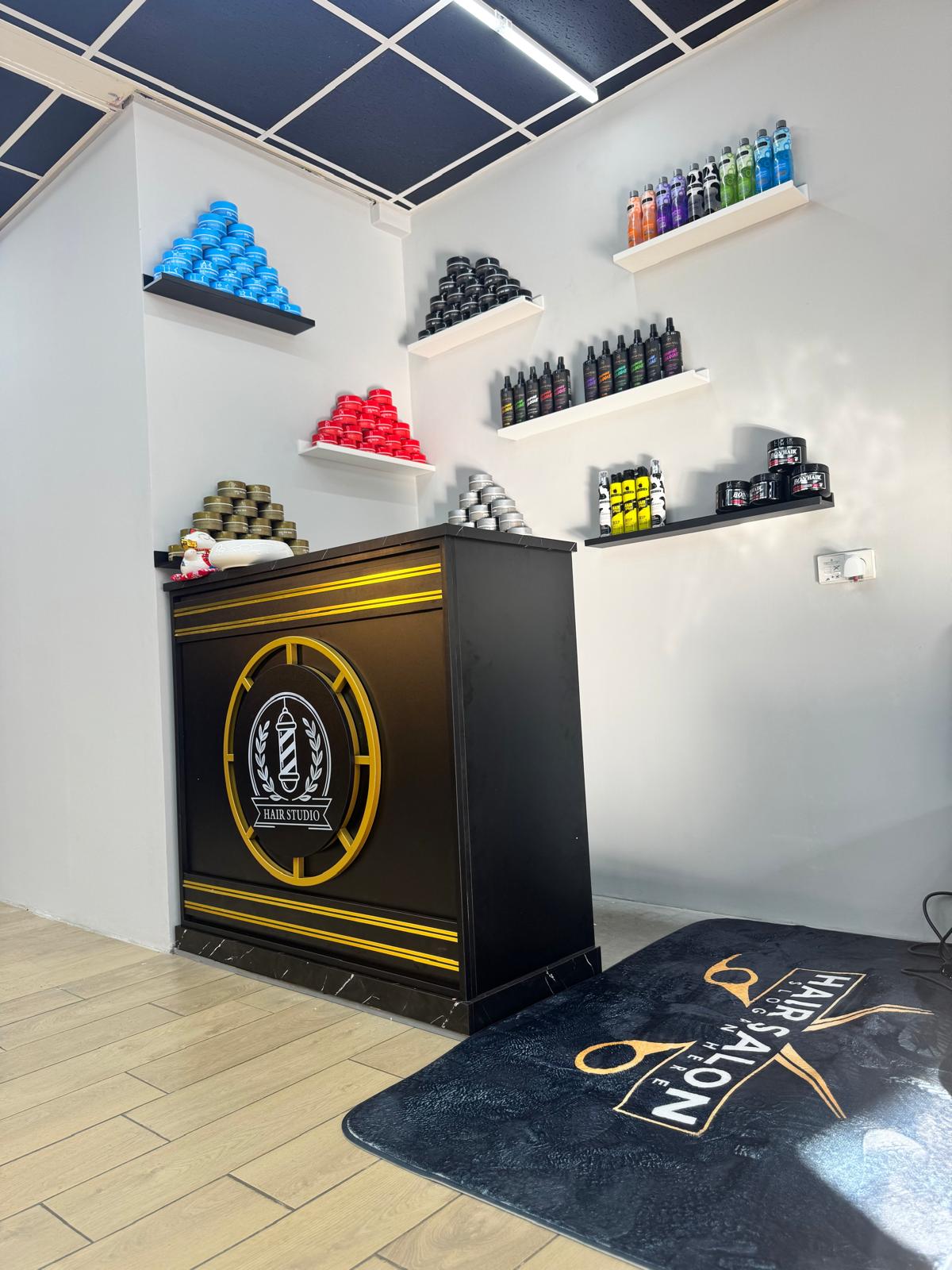Productdisplay en ontvangstbalie van Barbershop De Rijn