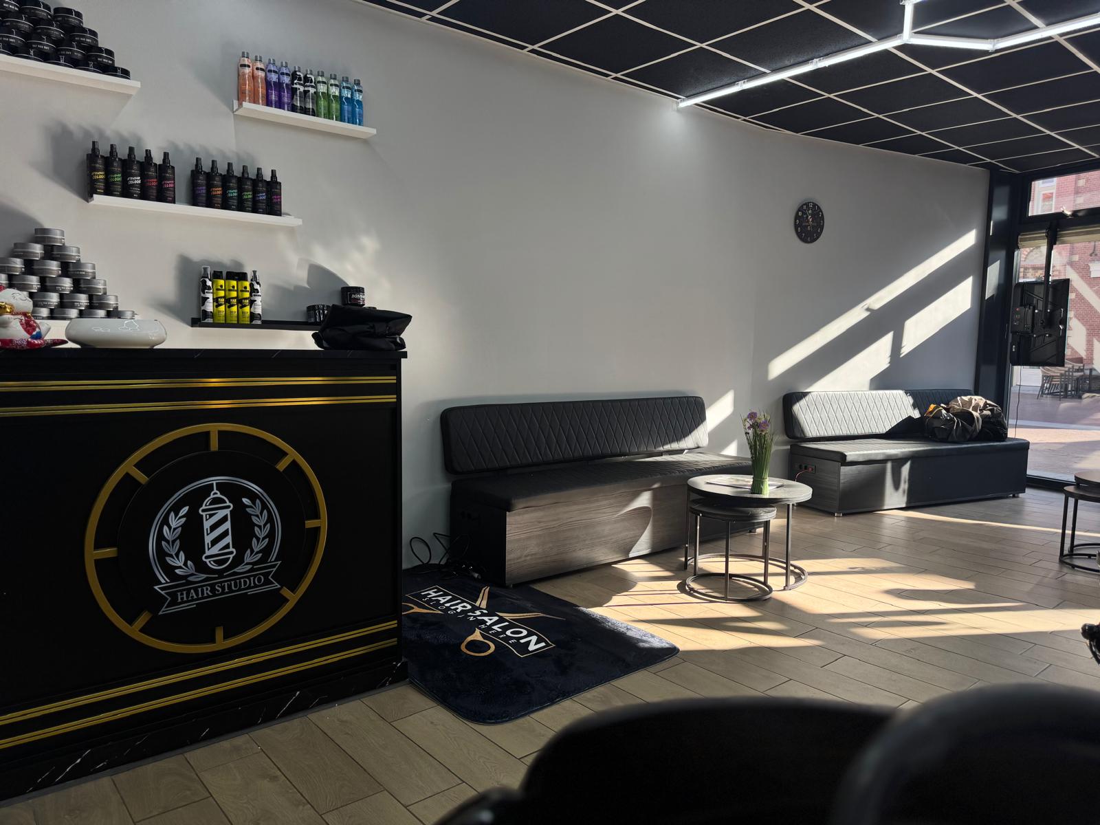 Receptiebalie en wachtruimte van Barbershop De Rijn